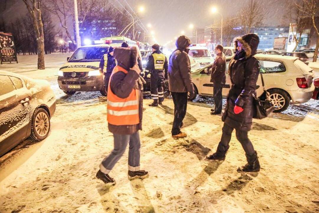 Savanorių prospekte susidūrė keturi automobiliai ir troleibusas