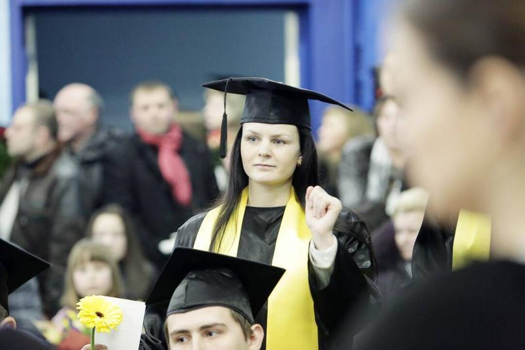 Šventė KU: socialinių mokslų studentams įteikti diplomai