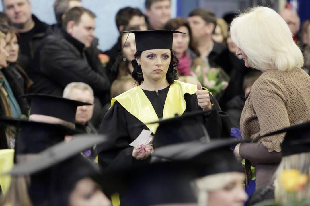 Šventė KU: socialinių mokslų studentams įteikti diplomai