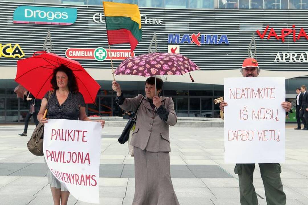 Suvenyrų prekeiviai Pilies g. turės užleisti dar vieną paviljoną