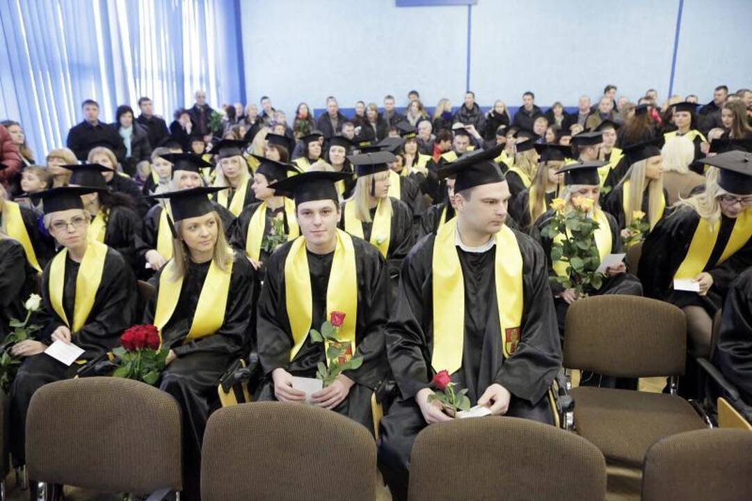 Šventė KU: socialinių mokslų studentams įteikti diplomai
