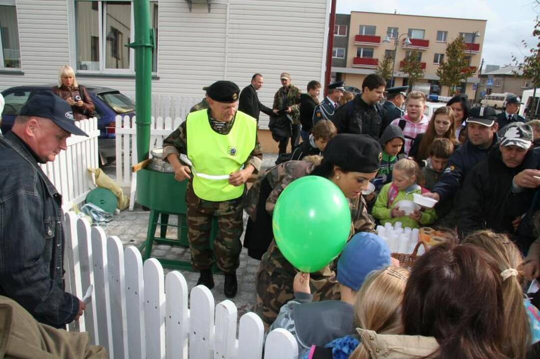 Skuodo miestelio gatves užtvindė policijos pareigūnai 