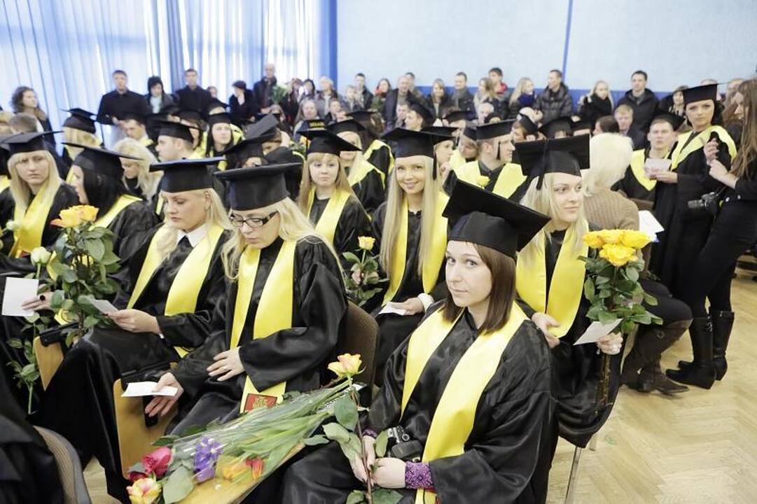 Šventė KU: socialinių mokslų studentams įteikti diplomai