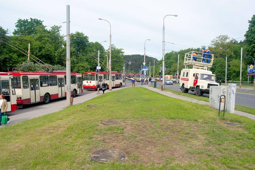 Vilniuje valandą buvo paralyžiuotas troleibusų eismas