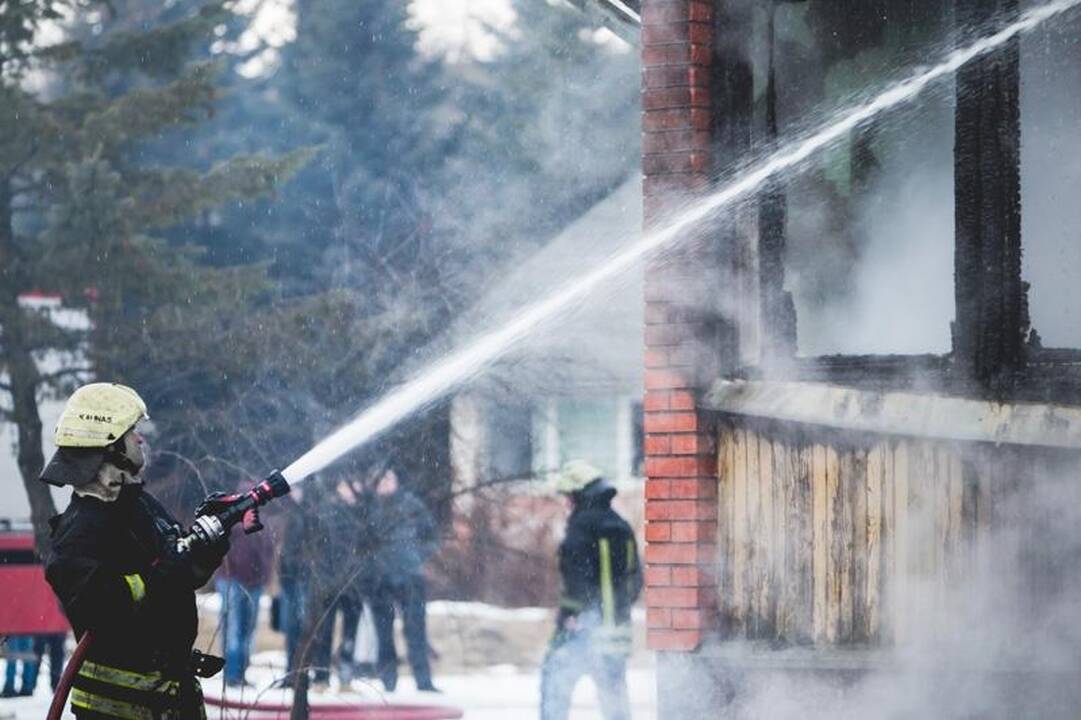 Kaune užsiplieskė namas, bet niekas nenukentėjo