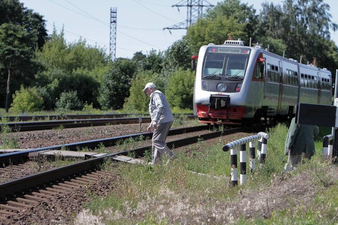 Uostamiestyje traukinys traumavo per bėgius ėjusį paauglį