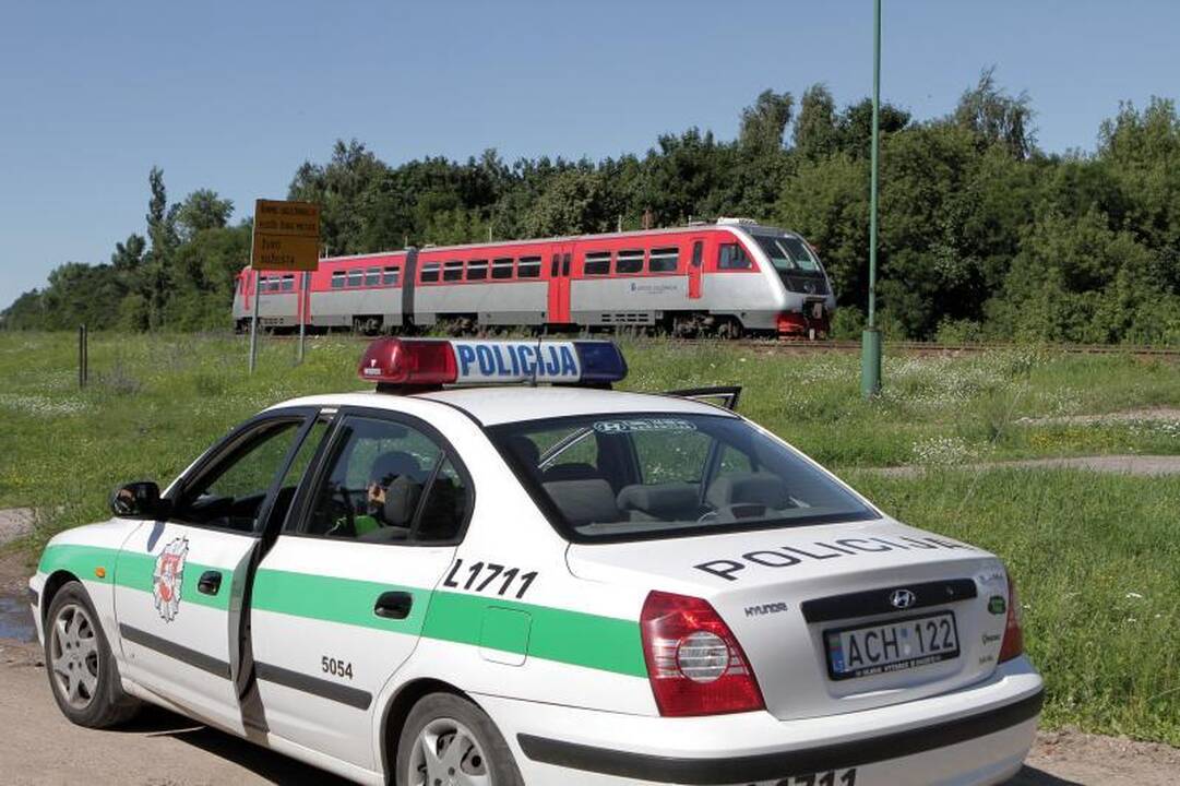 Uostamiestyje traukinys traumavo per bėgius ėjusį paauglį