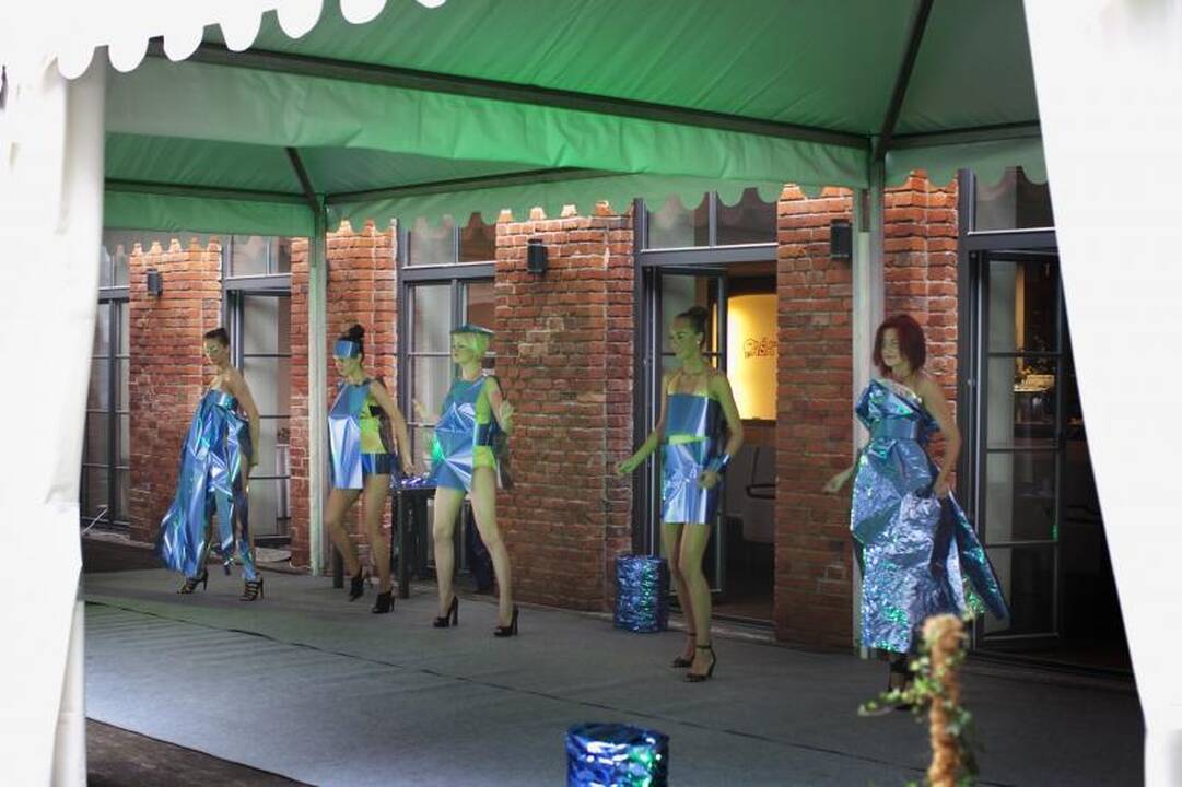 Dizainerių rankose stiklo plėvelė virto suknelėmis