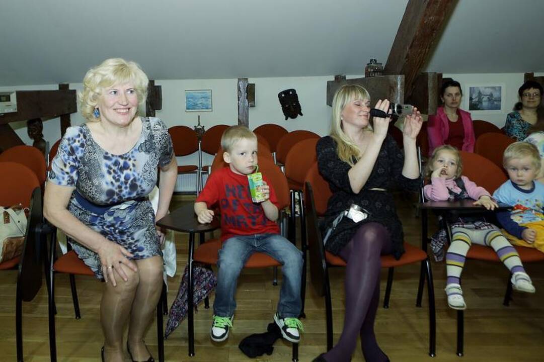 Šauniausia mama meilę dalija ne tik saviems vaikams  