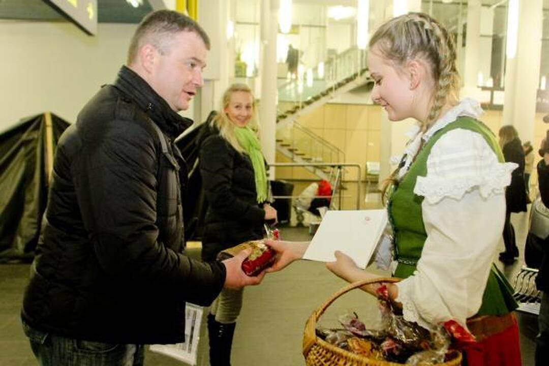 Išvykstantiems tautiečiams oro uoste buvo dalijama duona