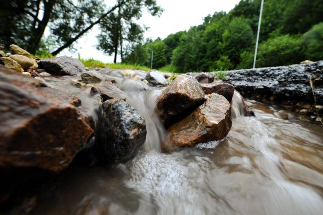 Kauniečiams vairuotojams – naktinės liūties išbandymai