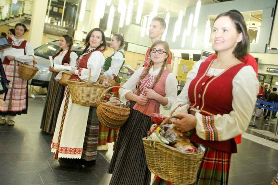 Išvykstantiems tautiečiams oro uoste buvo dalijama duona