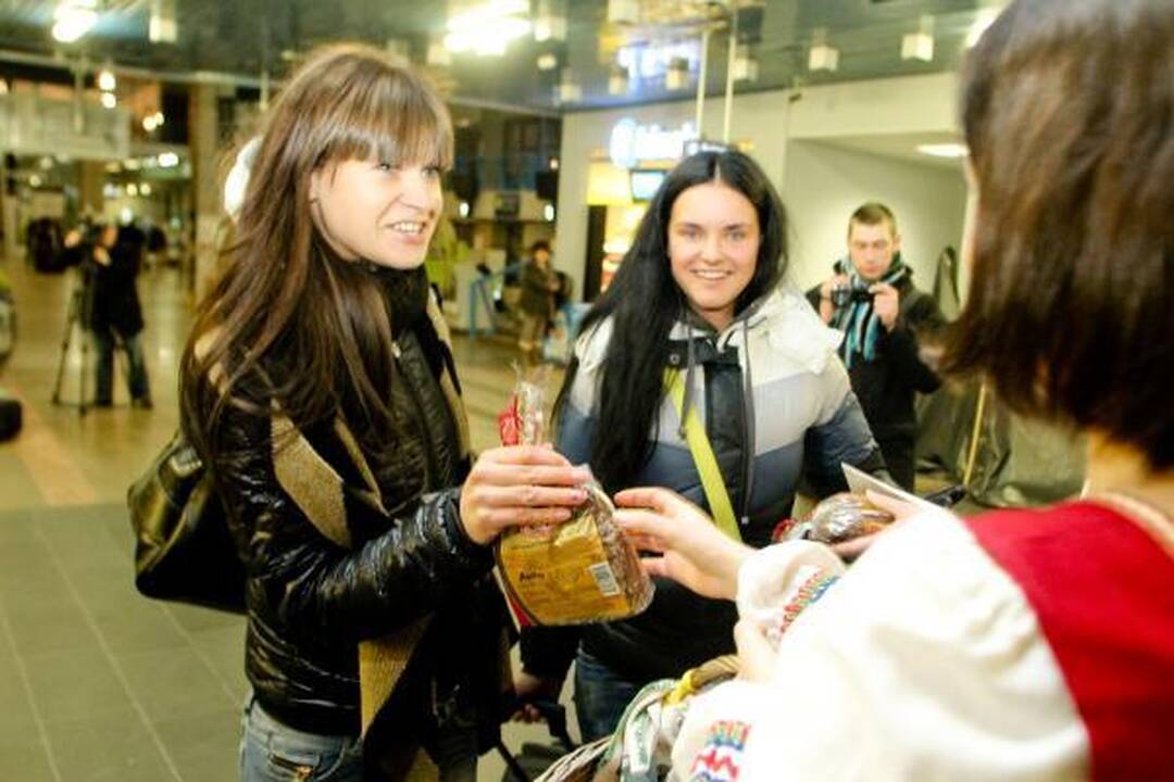 Išvykstantiems tautiečiams oro uoste buvo dalijama duona