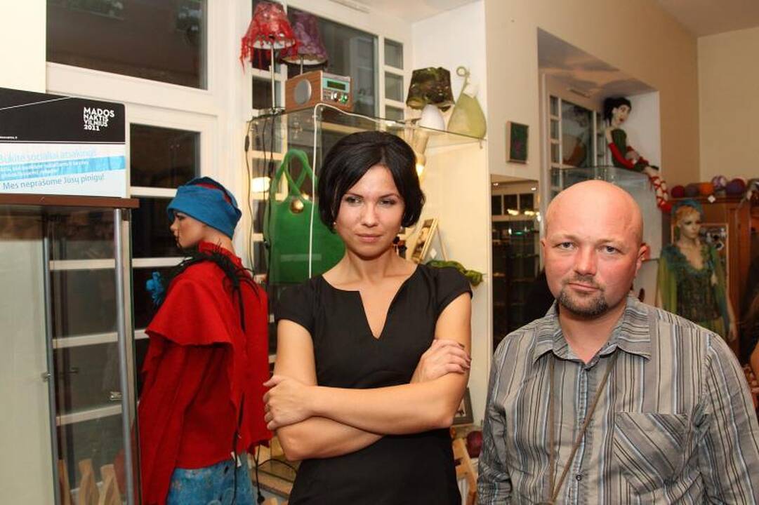 Per kelias valandas iš 10 kg vilnos ant moters „nulipdyta“ suknelė