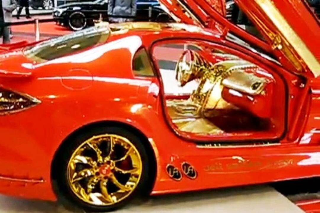 Už 28 milijonus litų parduodamas blizgantis „Mercedes blingmobilis“