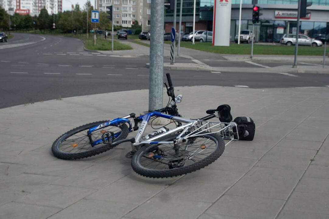 Atsitrenkęs į stulpą dviratininkas pateko į ligoninę