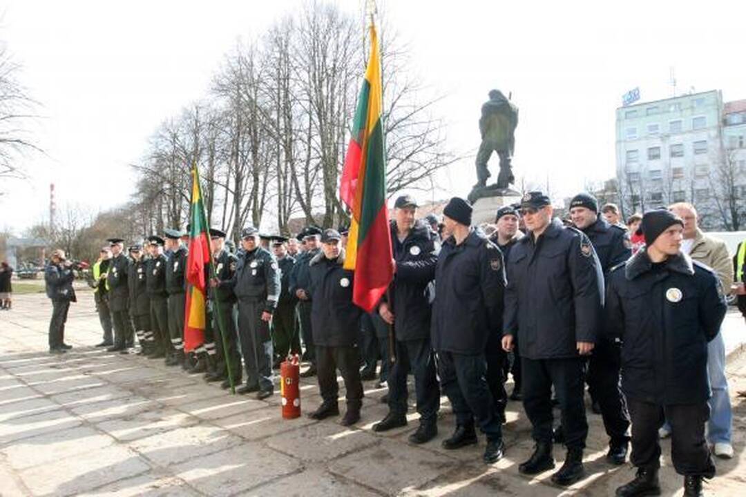 Klaipėdos pareigūnai protestavo basi