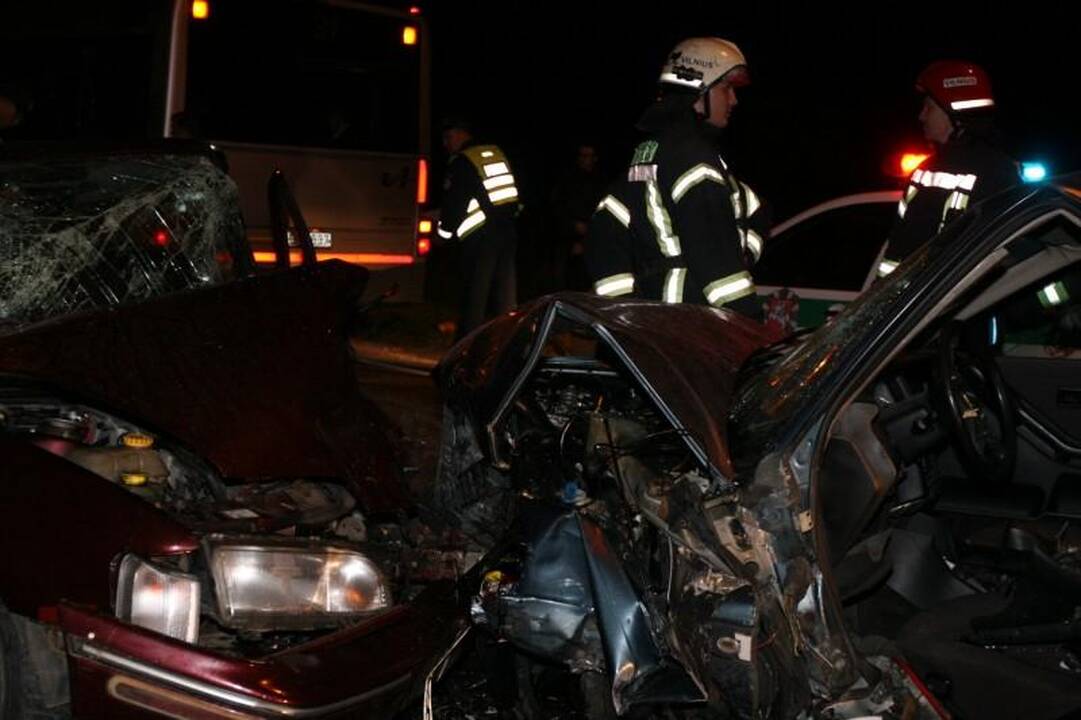 Vilniuje – kraupi automobilių kaktomuša, nukentėjo trys žmonės