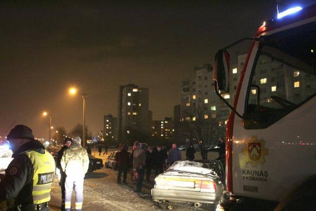 Kaune įvykusioje avarijoje apgadinti penki automobiliai (papildyta)