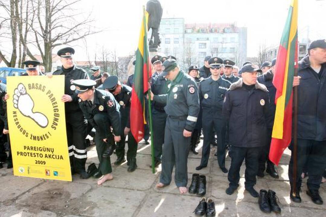 Klaipėdos pareigūnai protestavo basi
