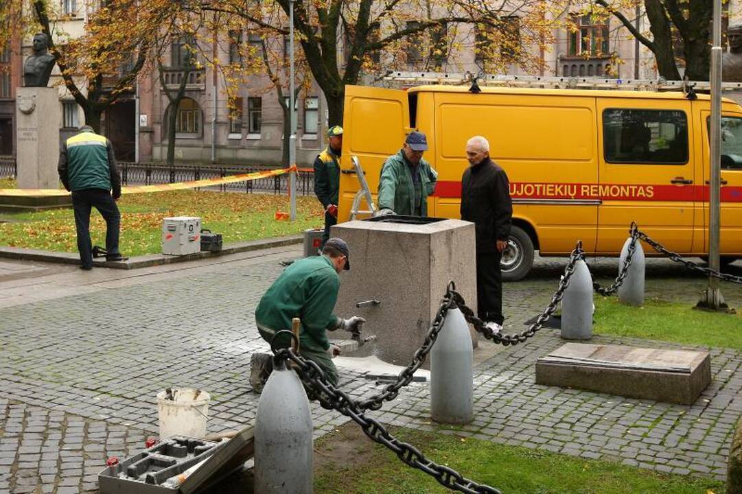 Amžinoji ugnis Karo muziejaus sodelyje persikėlė į naują aukurą