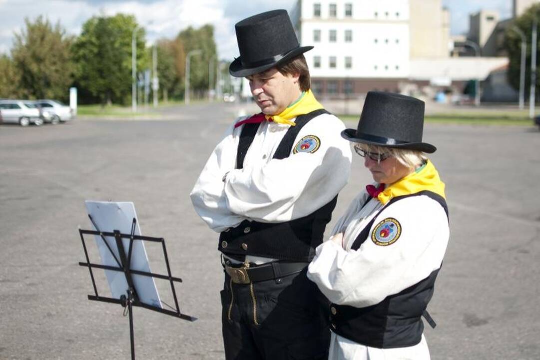 Lietuvos kaminkrėčiai lips ant stogų Italijoje