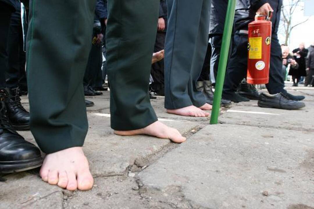Klaipėdos pareigūnai protestavo basi