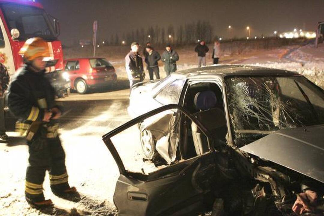 Kaune įvykusioje avarijoje apgadinti penki automobiliai (papildyta)