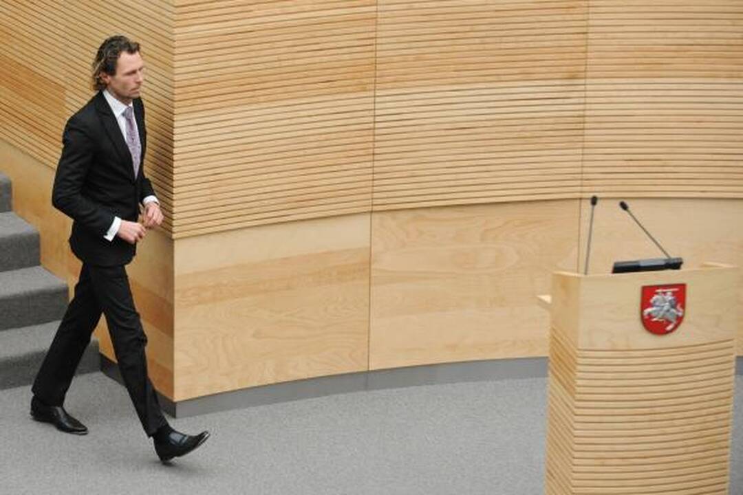 Iš L.Karaliaus Seimo nario mandatas atimtas, iš A.Sacharuko - ne