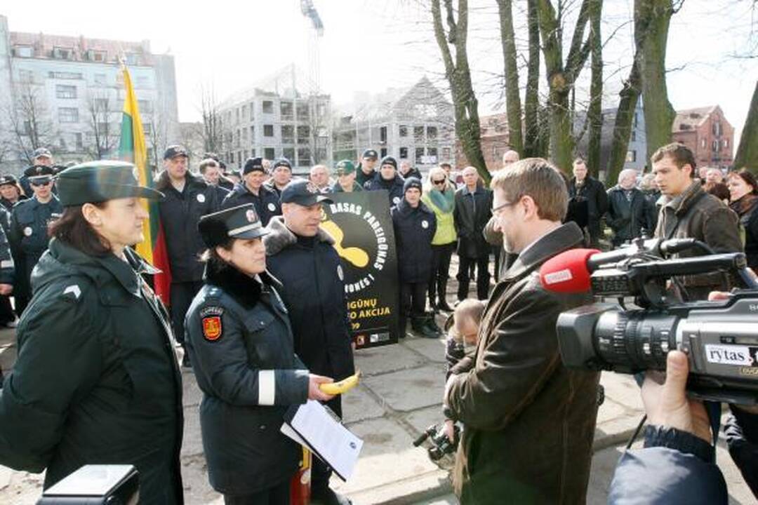 Klaipėdos pareigūnai protestavo basi