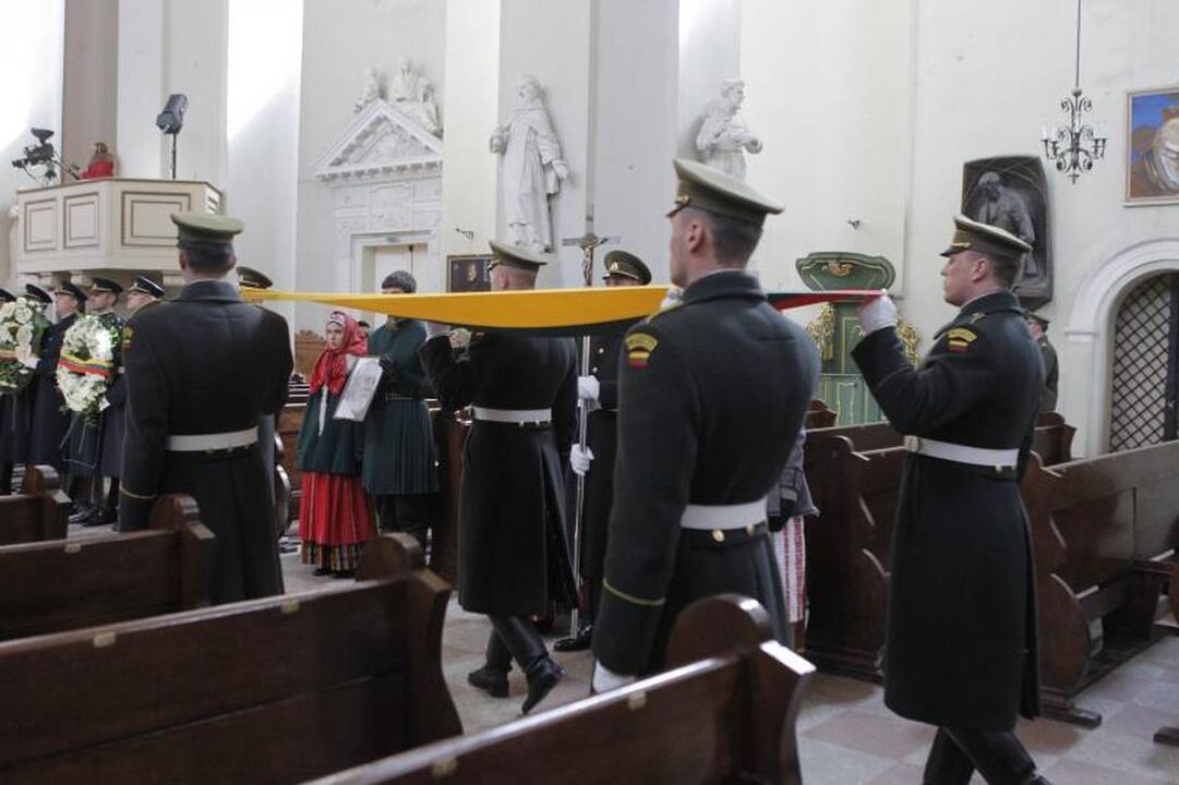 Simboliška: balandžio sniegas išlydėjo M. Martinaitį į amžinybę