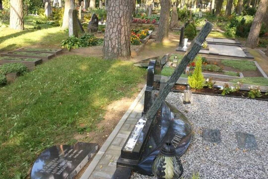 Lazdijų rajono kapinėse išvartyta apie 200 paminklų 