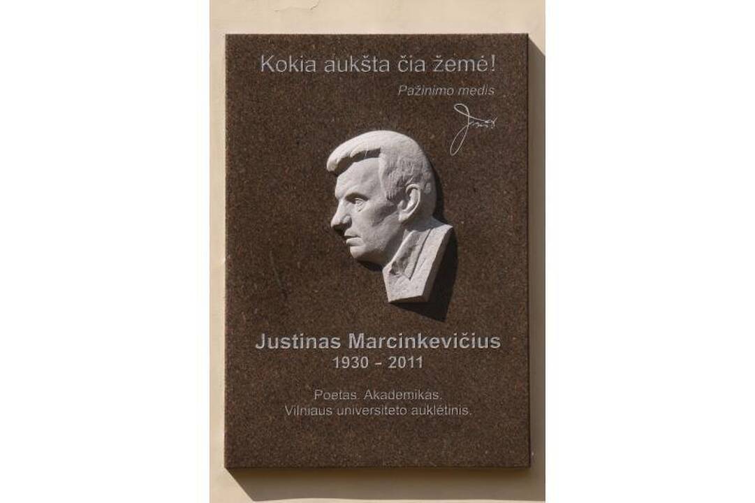 Vilniuje atidengta atminimo lenta Just.Marcinkevičiui