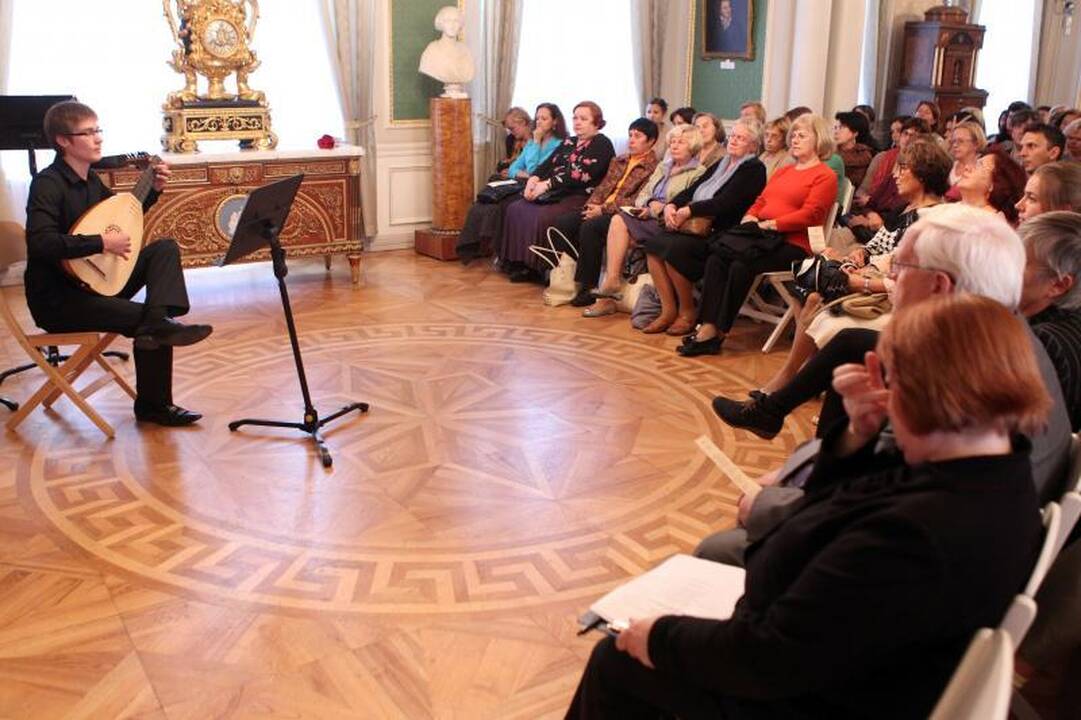 Lietuvos kaminkrėčiai lips ant stogų Italijoje