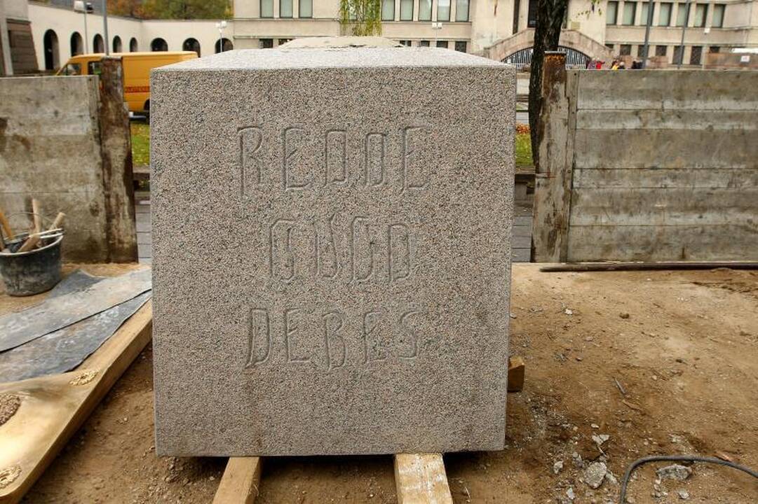 Amžinoji ugnis Karo muziejaus sodelyje persikėlė į naują aukurą