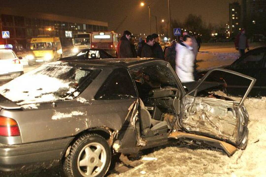 Kaune įvykusioje avarijoje apgadinti penki automobiliai (papildyta)