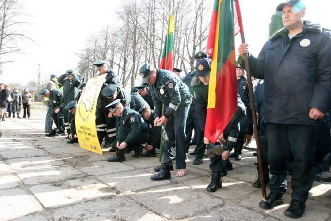 Klaipėdos pareigūnai protestavo basi