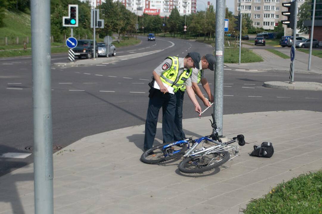 Atsitrenkęs į stulpą dviratininkas pateko į ligoninę