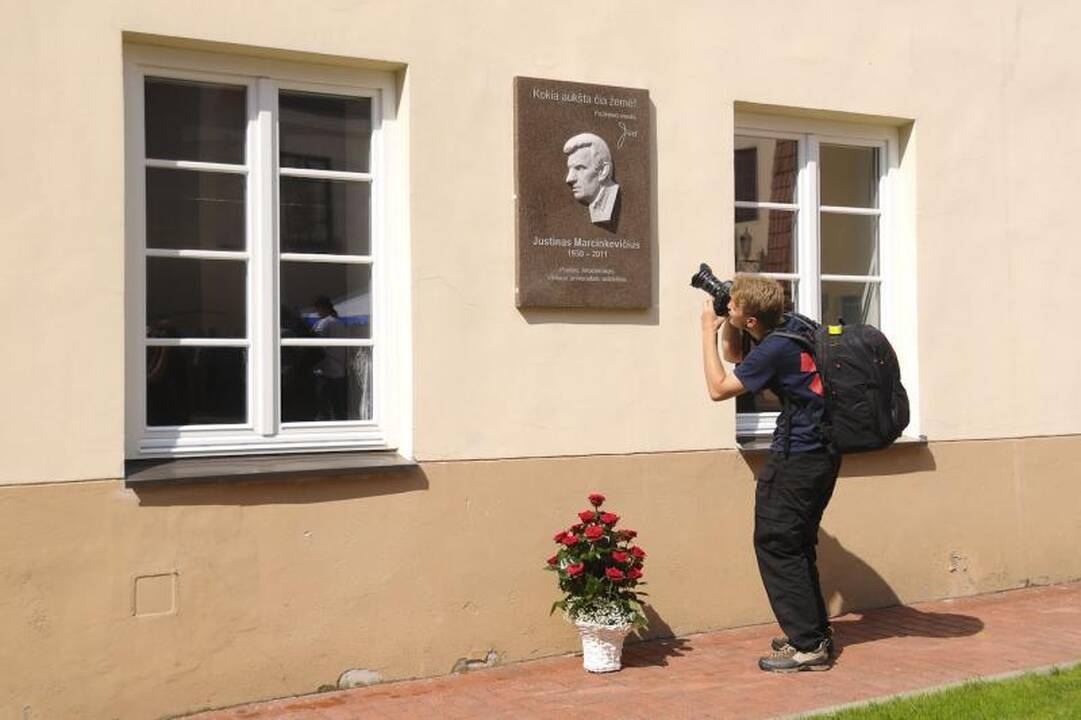 Vilniuje atidengta atminimo lenta Just.Marcinkevičiui