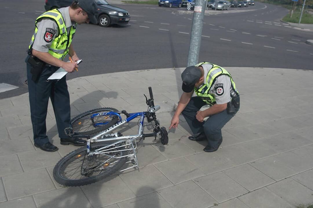 Atsitrenkęs į stulpą dviratininkas pateko į ligoninę