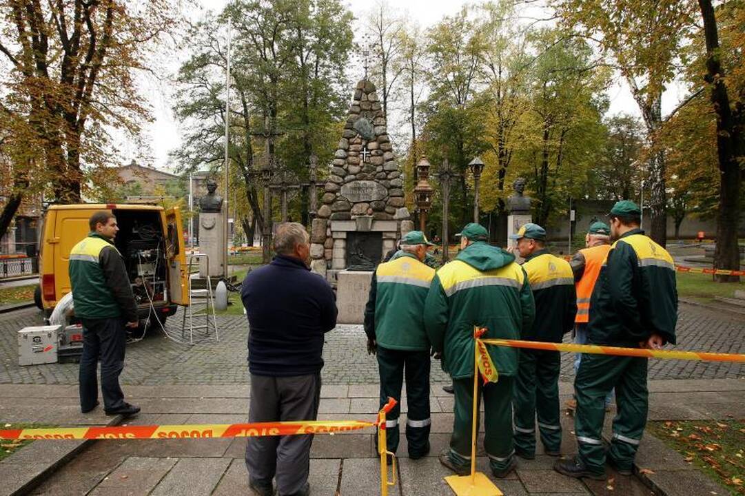 Amžinoji ugnis Karo muziejaus sodelyje persikėlė į naują aukurą