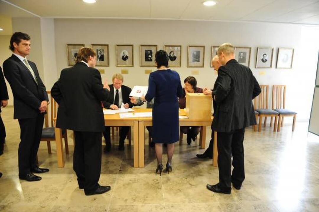 Iš L.Karaliaus Seimo nario mandatas atimtas, iš A.Sacharuko - ne