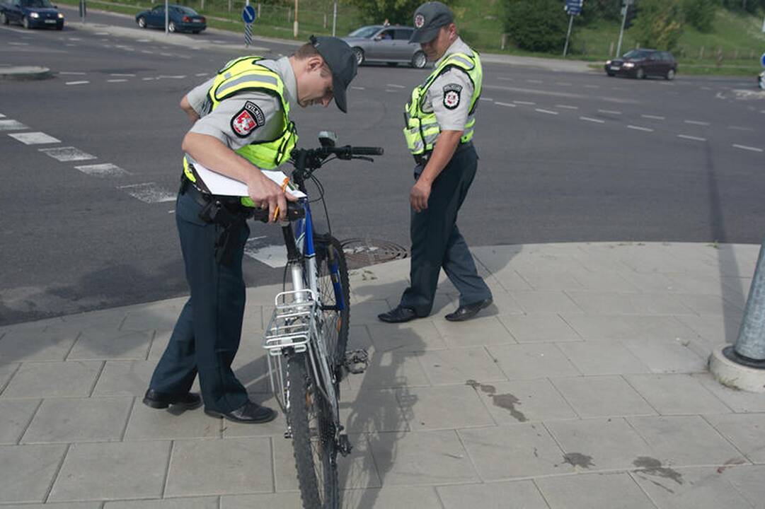 Atsitrenkęs į stulpą dviratininkas pateko į ligoninę
