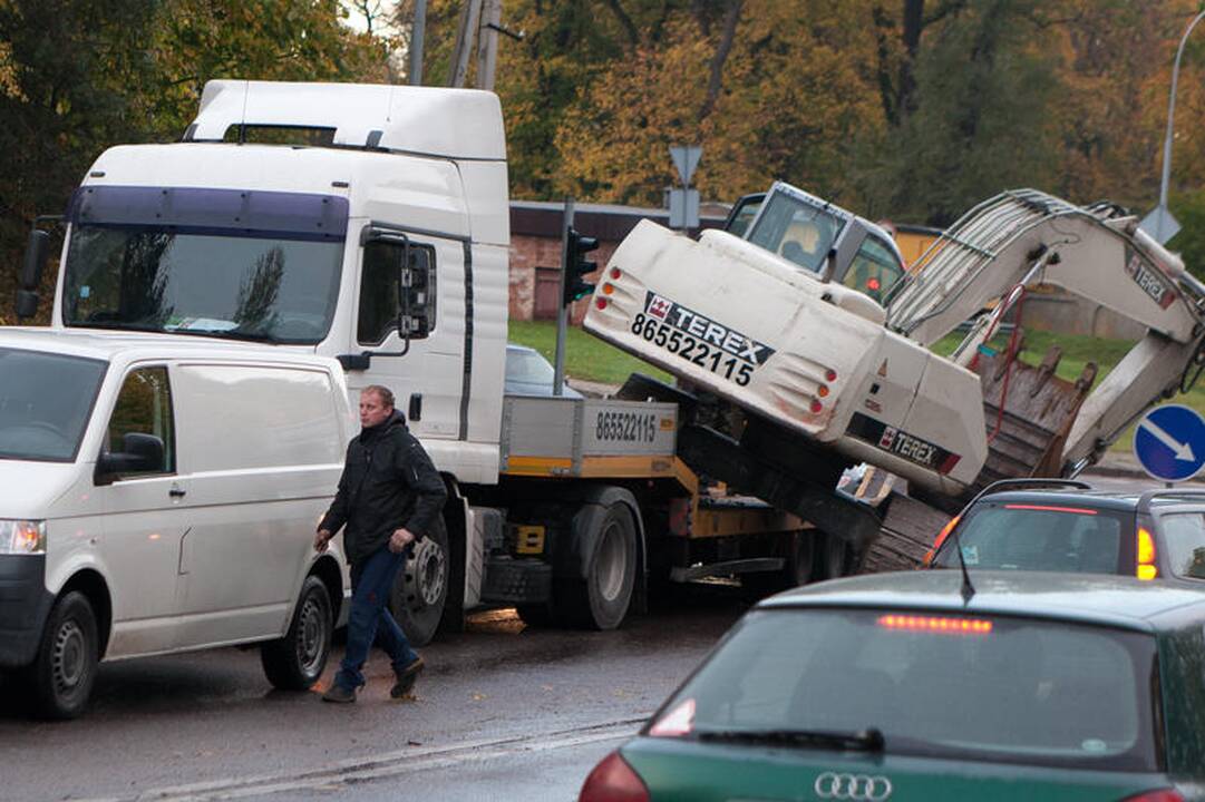 Dunojaus gatvę užtvėrė nuvirtęs ekskavatorius