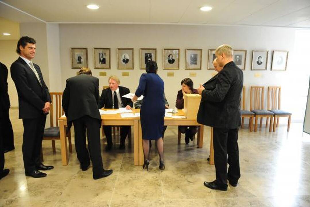 Iš L.Karaliaus Seimo nario mandatas atimtas, iš A.Sacharuko - ne
