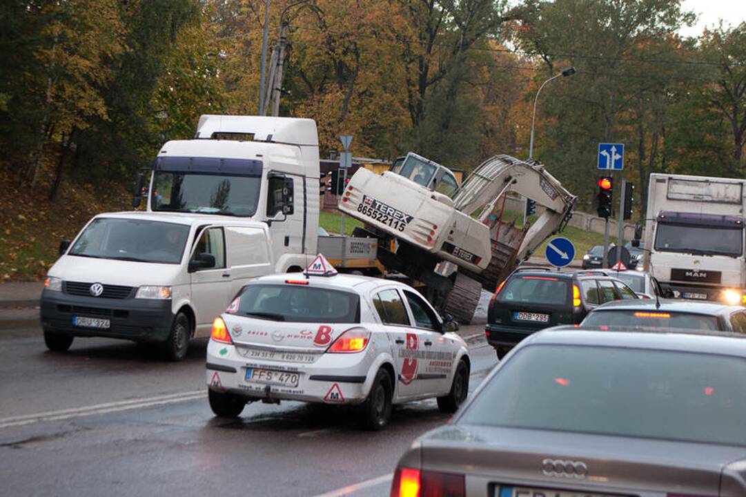 Dunojaus gatvę užtvėrė nuvirtęs ekskavatorius