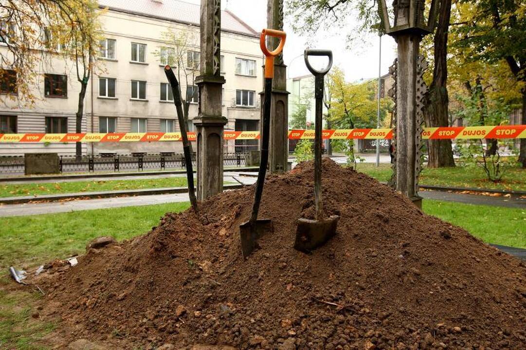 Amžinoji ugnis Karo muziejaus sodelyje persikėlė į naują aukurą