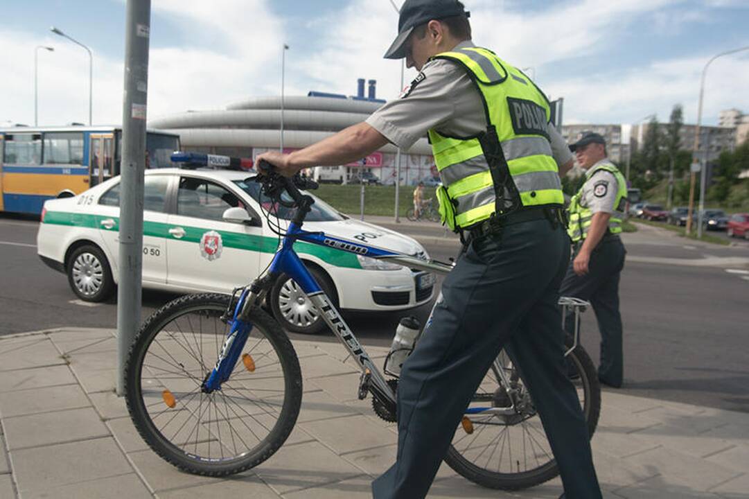 Atsitrenkęs į stulpą dviratininkas pateko į ligoninę