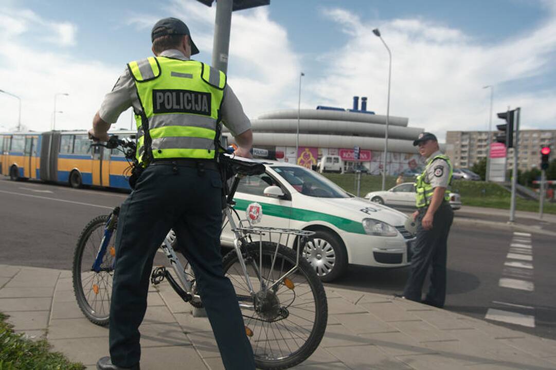 Atsitrenkęs į stulpą dviratininkas pateko į ligoninę