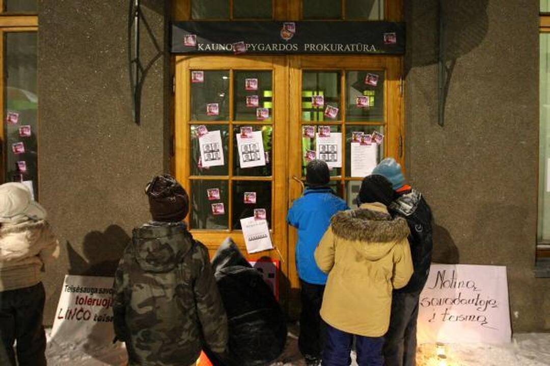Kauniečiai vėl aktyviai rinkosi protestuoti prie prokuratūros